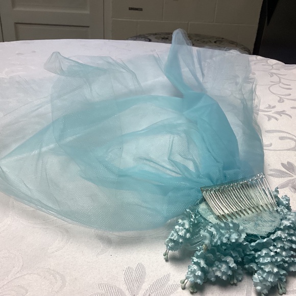 BRIDAL VEIL TURQUOISE FLOWER. MUST SEE VINTAGE